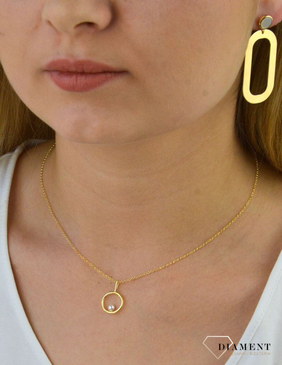 Naszyjnik srebrny pozłacany koło z perłą DZN462 IP Z. Naszyjnik srebrny pozłacany. Naszyjnik pozłacany kółko z masą perłową. Naszyjnik idealny pomysł na prezent dla każdej kobiet.jpg